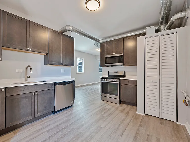 2219 W 18th Pl #2R — Photo 1