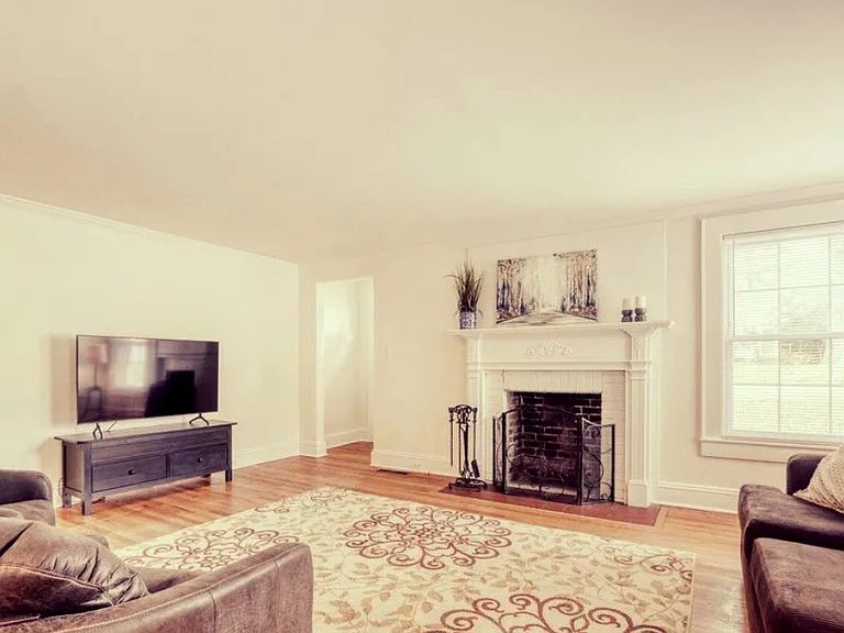 639 E Iredell Ave #1 — Photo 3