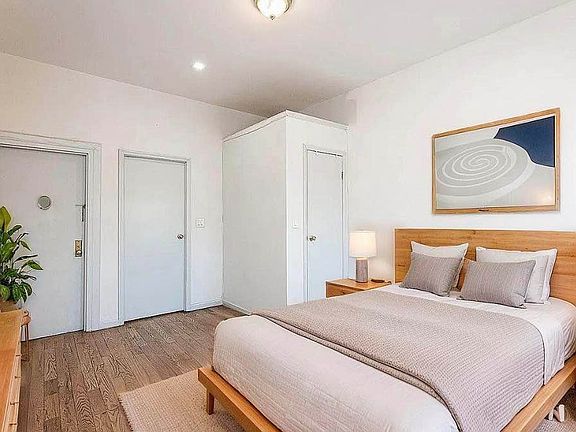 2nd image of 350 Melrose St APT 2R