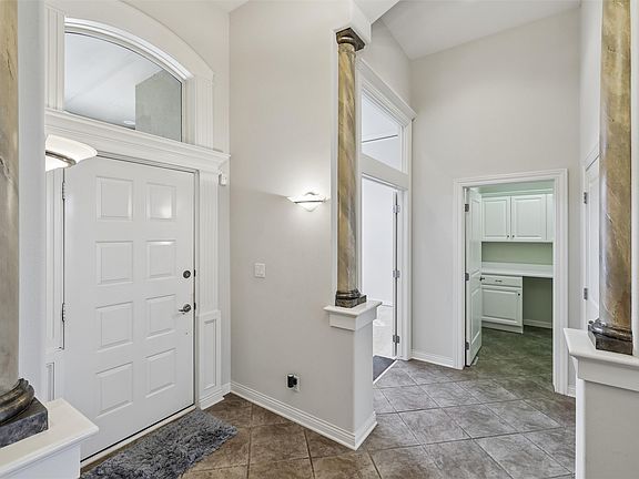 3rd image of 882 Burr Oaks Dr