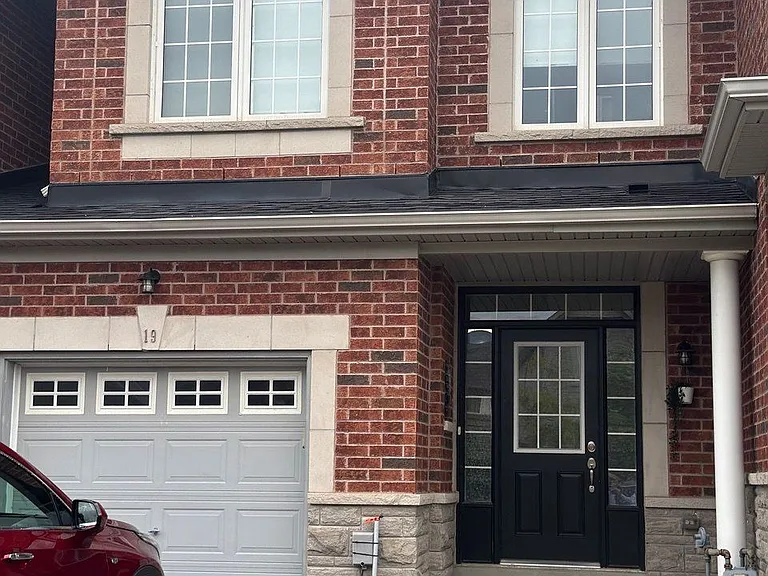 19 Napanee St — Photo 1