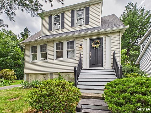 2nd image of 393 Kingston St