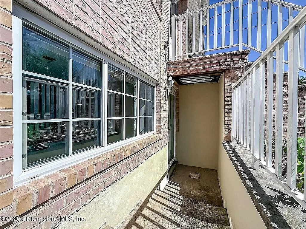 Building Photo - 1317 Rockland Ave #2