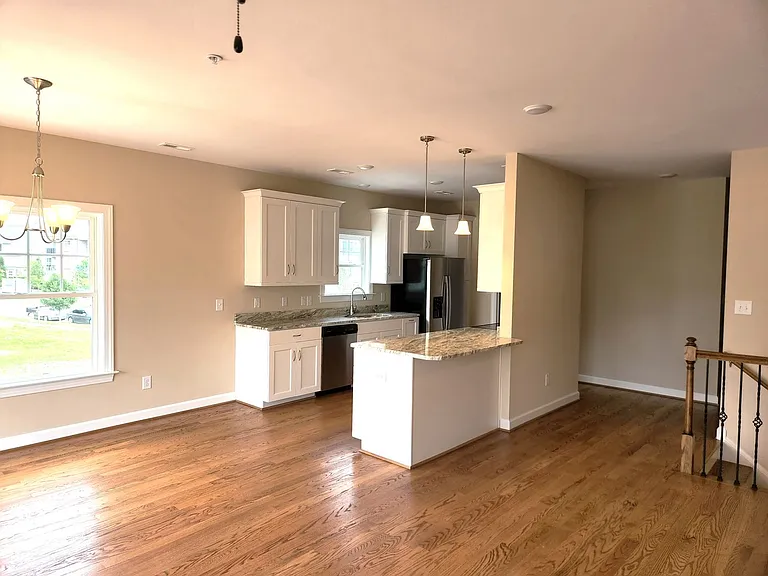 605 Commonwealth Dr — Photo 2
