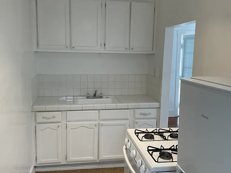 2533 1/2 Elsinore St — Photo 6
