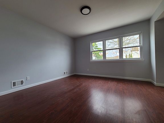 3rd image of 17 Mallory Ave APT 2R
