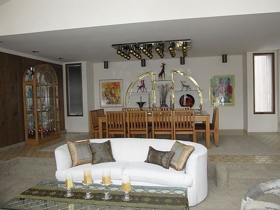 BANQUET SIZED DINING ROOM!