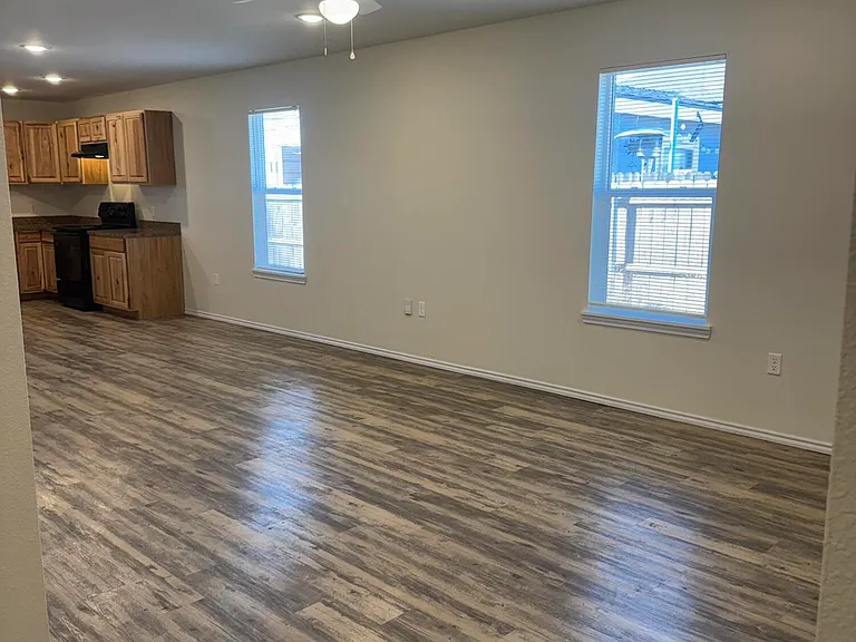 321 N Sherman Ave — Photo 4
