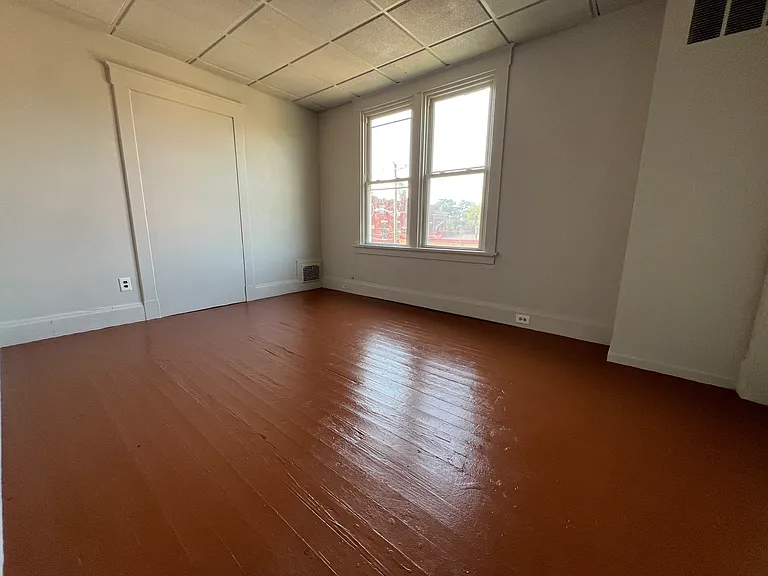 1017 Considine Ave — Photo 2