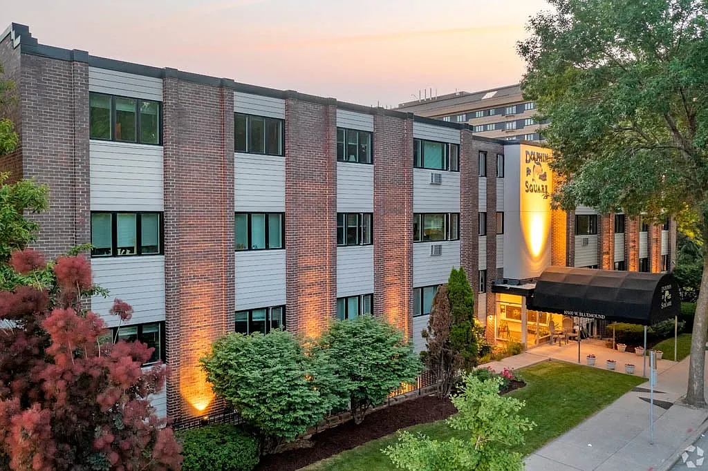 Dolphin Square Apartments — Photo 4