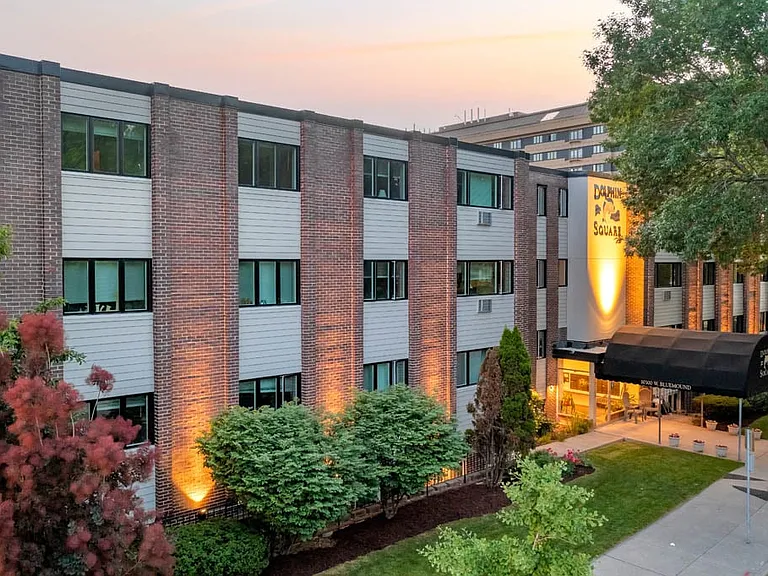 Dolphin Square Apartments — Photo 4