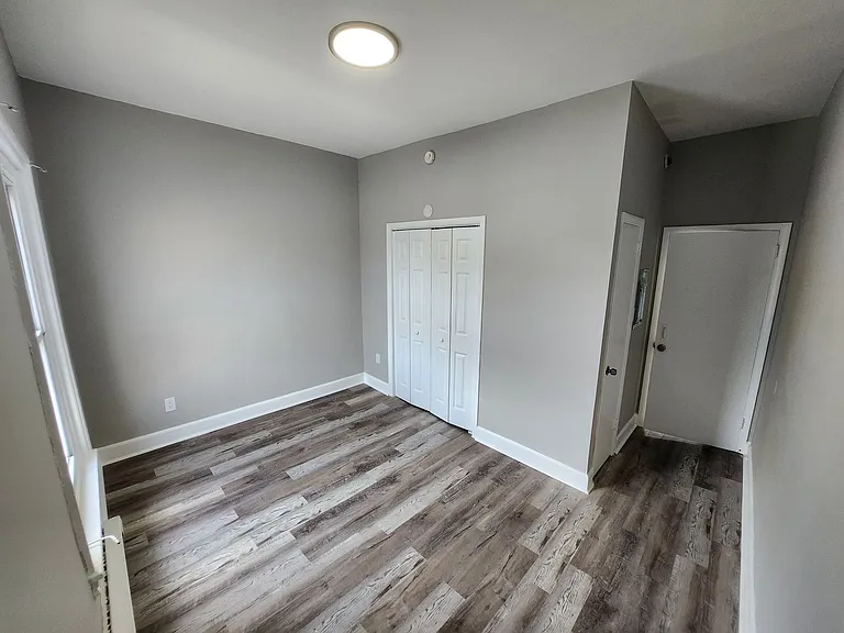 818 W Walnut St — Photo 8