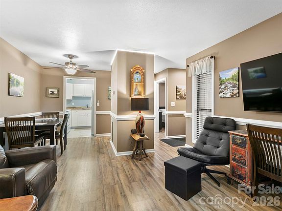3rd image of 531 Courtwood Ln #2