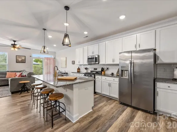 5923 Hampstead Pond Ln, Matthews, NC 28105