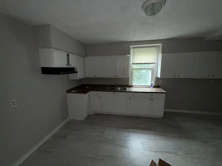 1057 College St — Photo 11