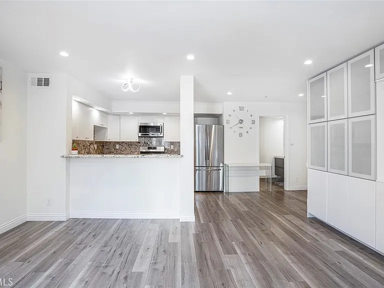 110 W Maple St #30 — Photo 10