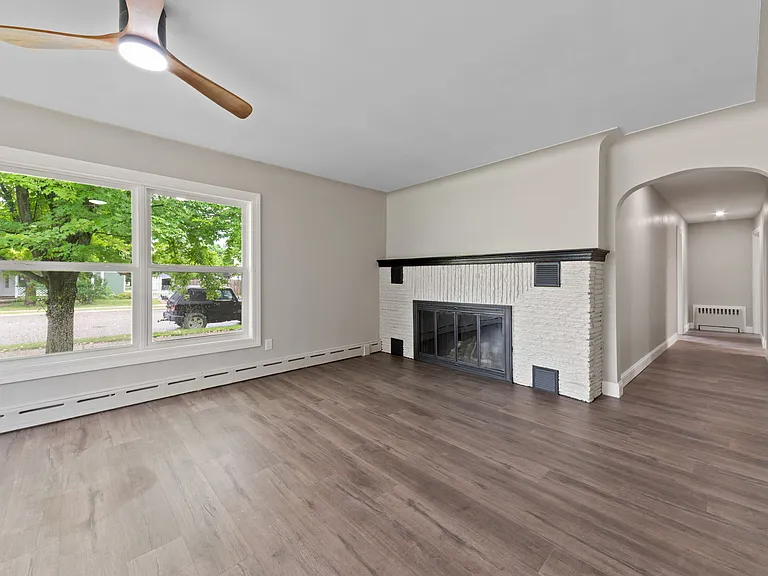 220 E 2nd St — Photo 15