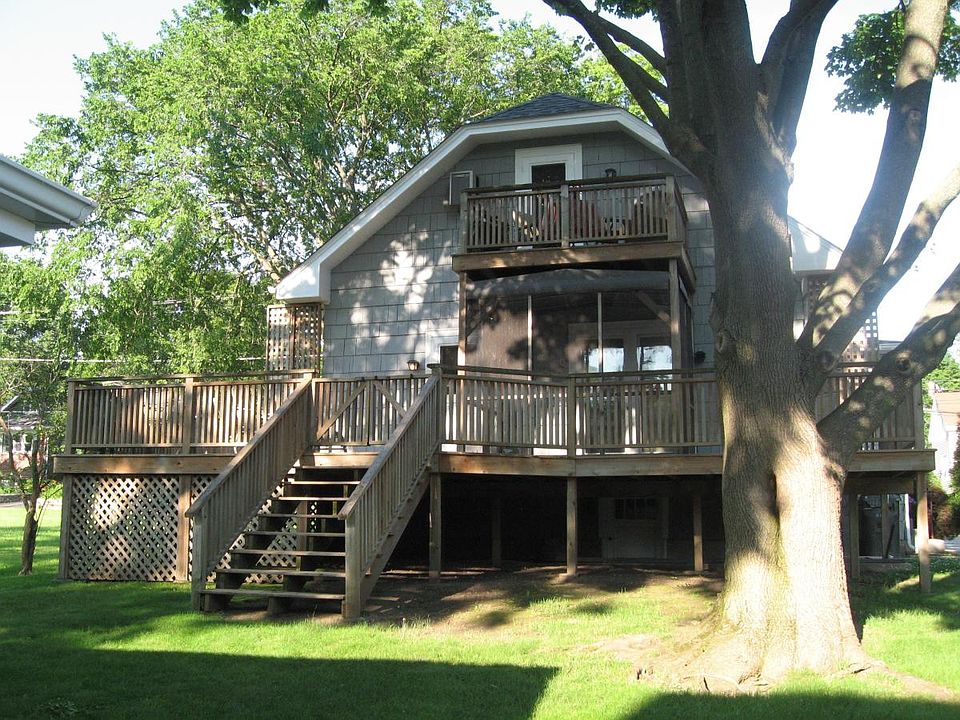 Back deck of 1st floor apartment
