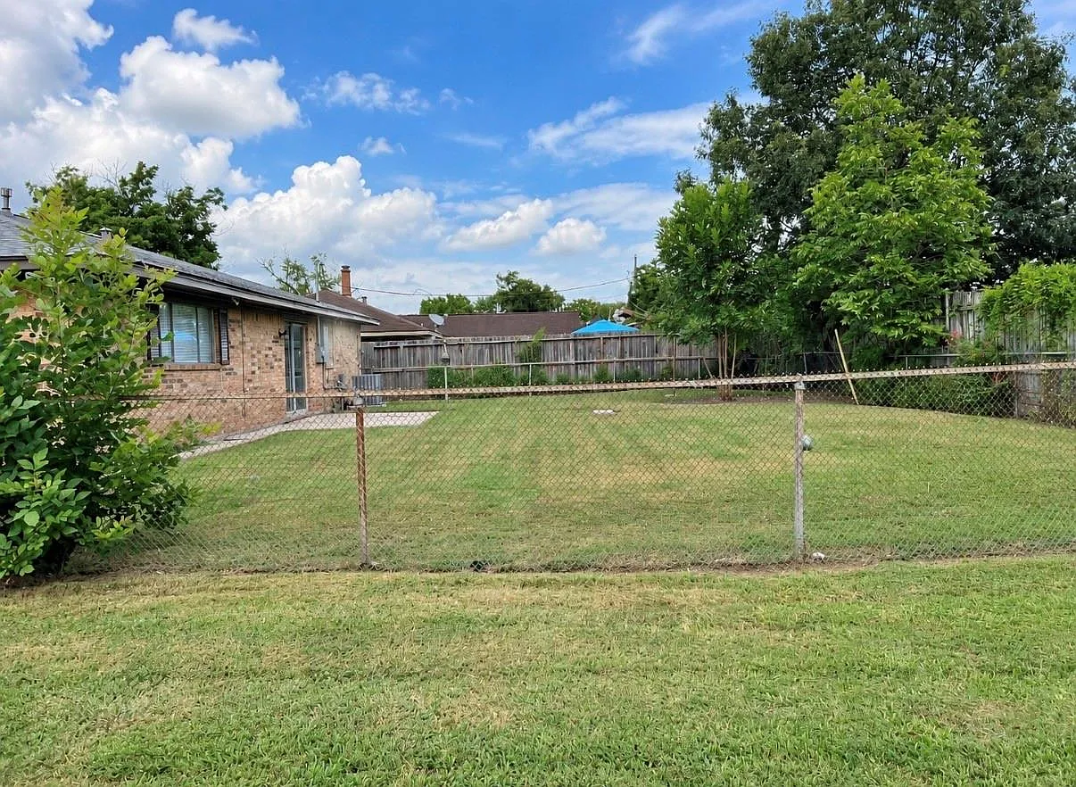 3 bed, 2.0 bath, 1306 sqft, $1,900 — Photo 3