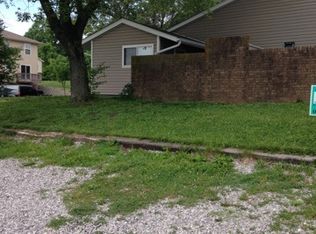 1809 Sir Lancelot Dr APT 2B, Collinsville, IL 62234