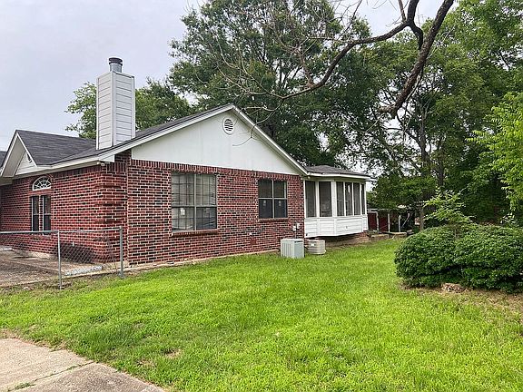 2nd image of 2121 Tyler Ave