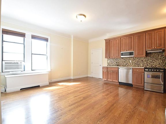 3rd image of 2350 Broadway #511