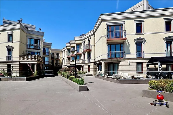 Sold by Maximillion Realty, Inc. | media 29