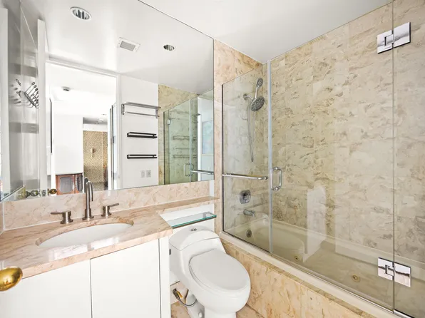 100 United Nations Plaza image 5 of 6