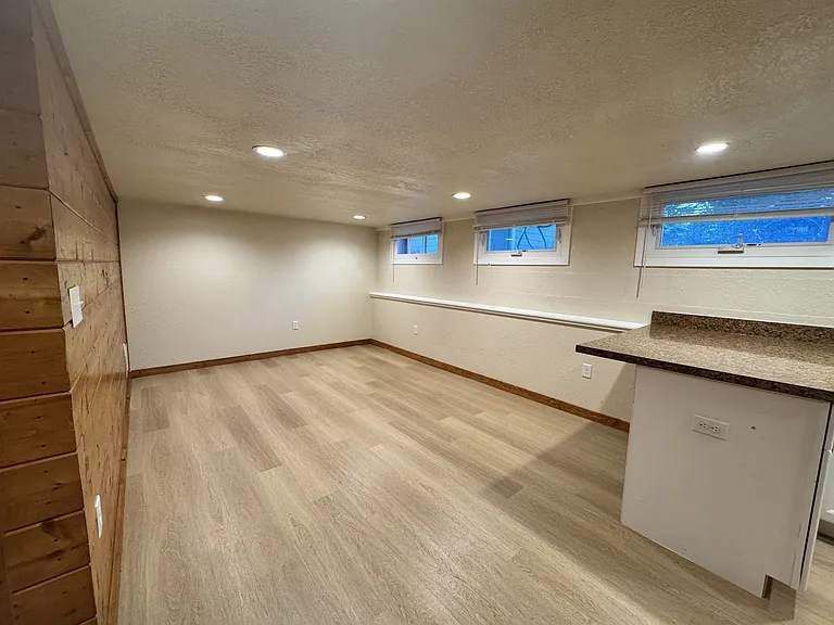 516 W Olive St — Photo 8