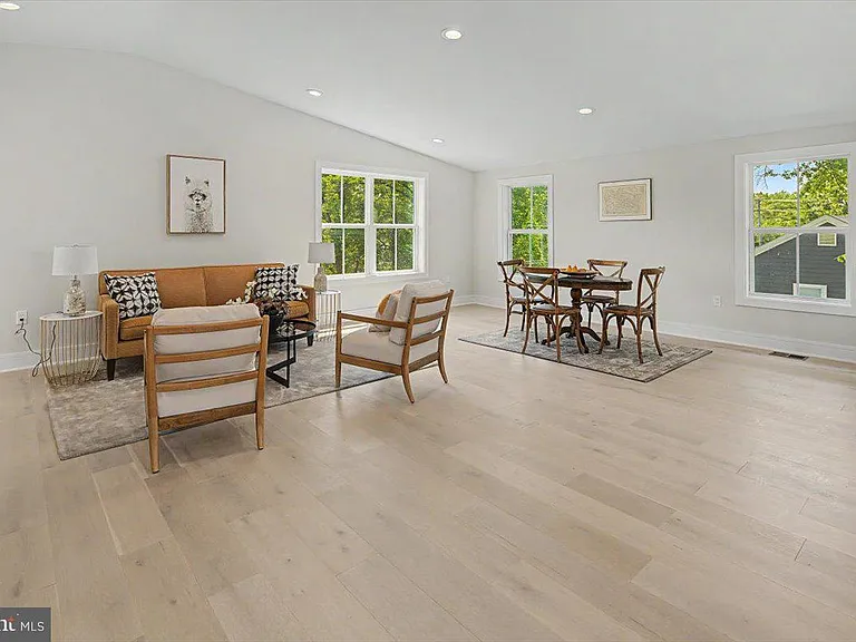 2902 Vista St NE — Photo 59