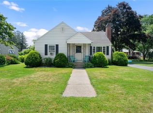 11 Wintergreen Dr, Quaker Hill, CT 06375