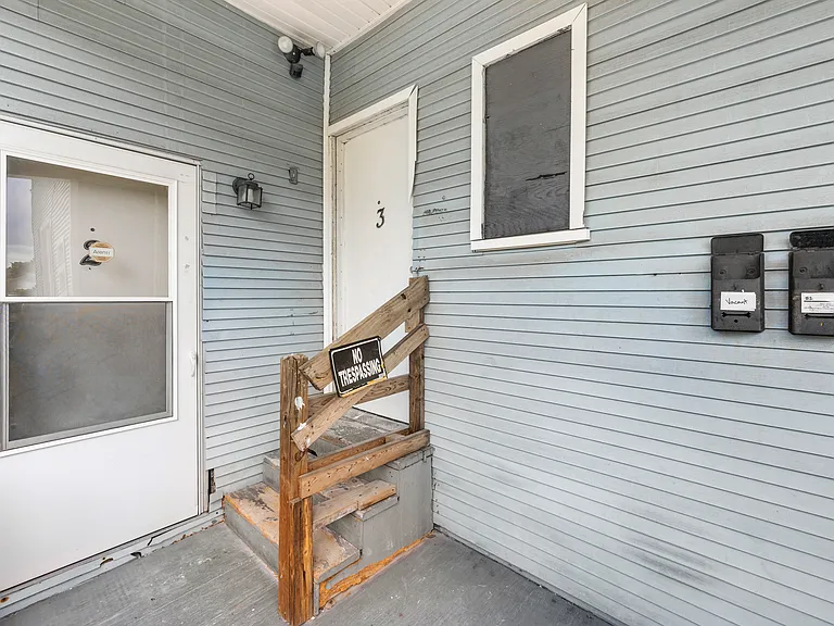 215 E South St — Photo 2