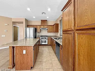 5 bed, 3.0 bath, 2296 sqft, $2,695 — Photo 4