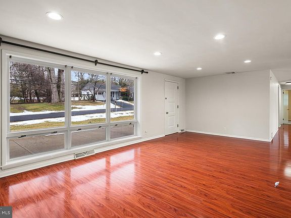 5th image of 10 Old Spring Rd