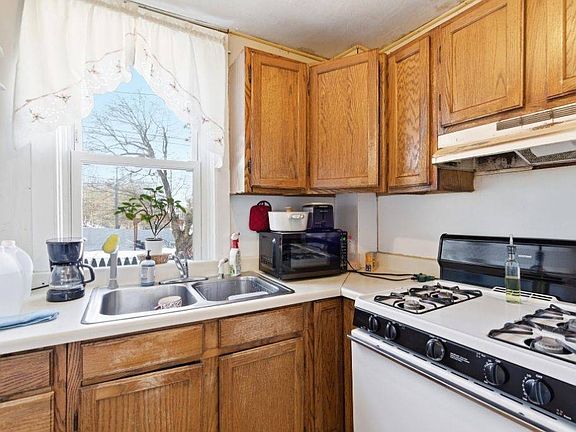 3rd image of 345 Pleasant St