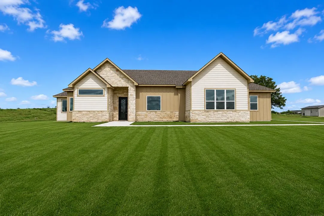 3 bed, 2418 sqft, $2,799 — Photo 2