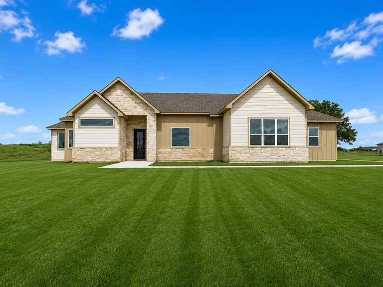 211 Vaughn Ln — Photo 1