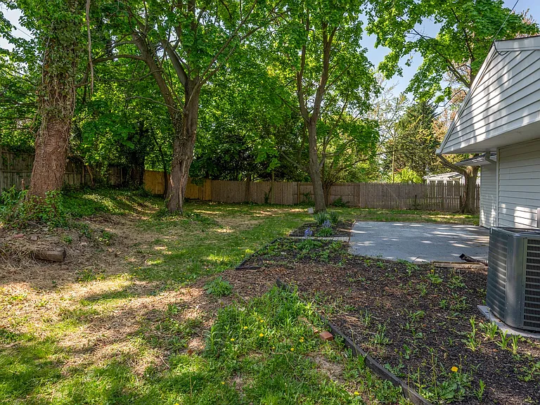 18 Montrose Dr — Photo 33