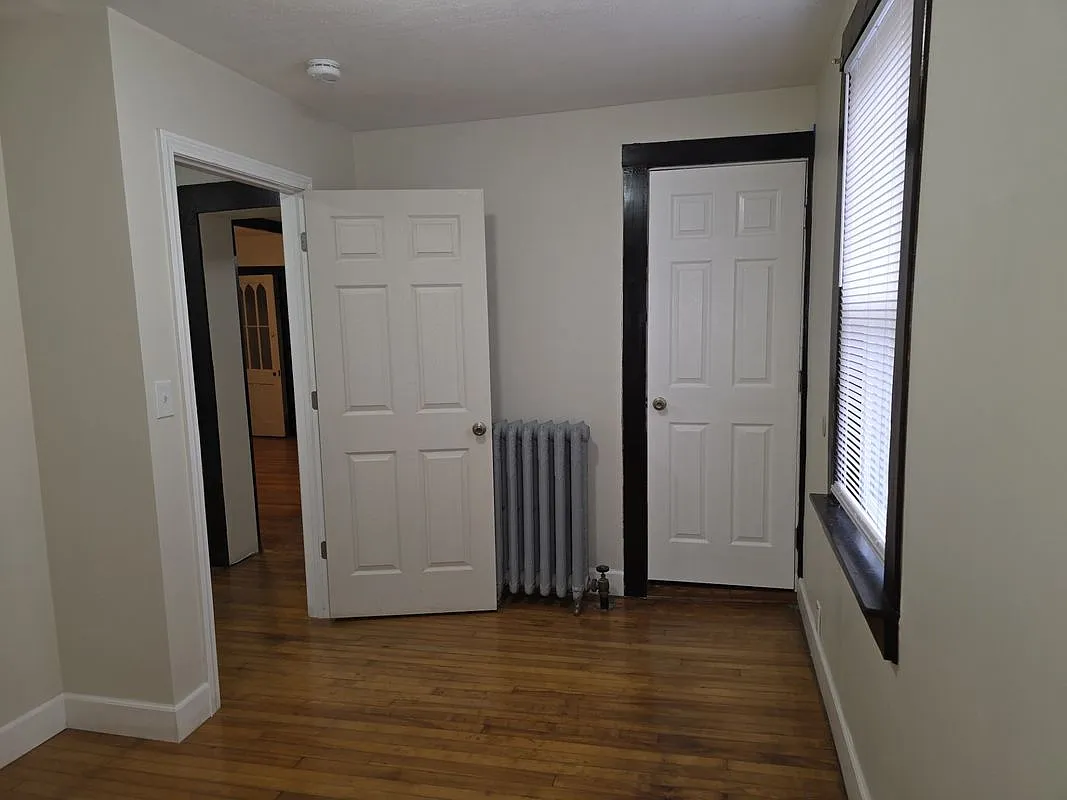 3 bed, 1.0 bath, 1400 sqft, $2,000 — Photo 4