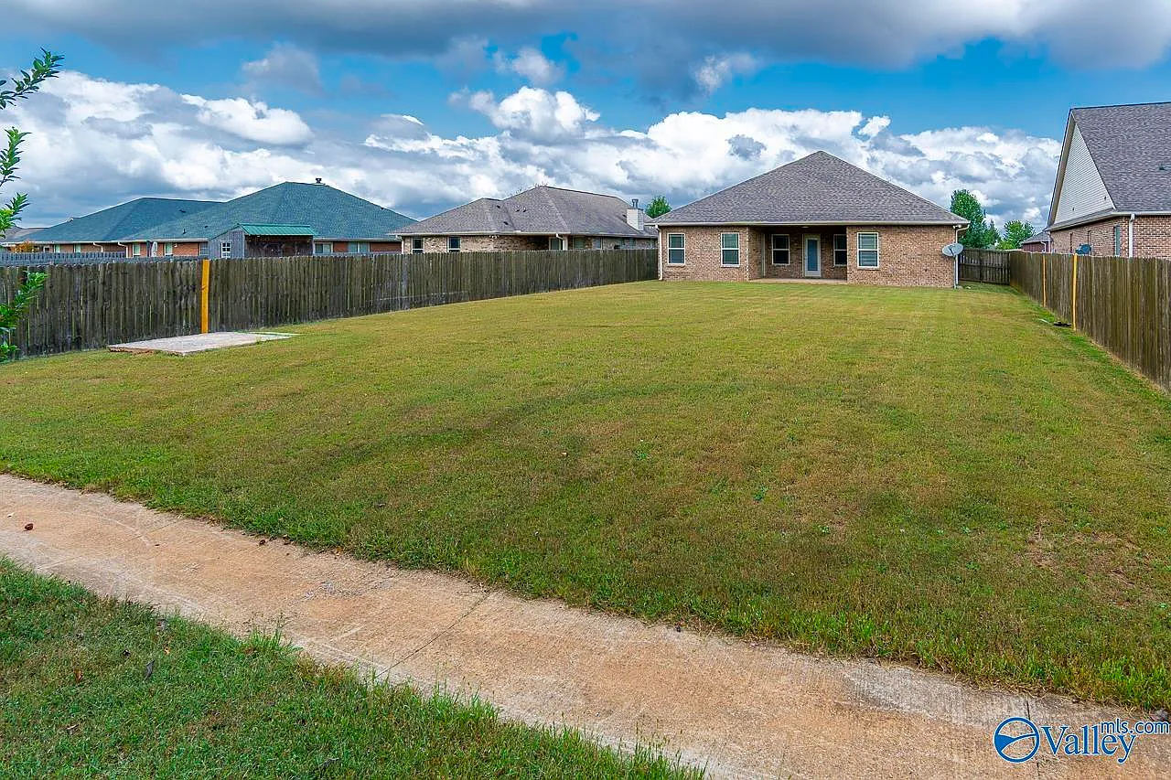 4 bed, 2.5 bath, 2090 sqft, $2,530 — Photo 2
