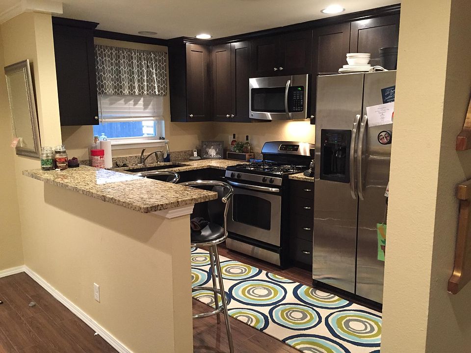 Kitchen with Breakfast Bar