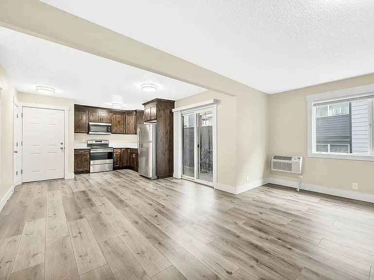 Cape Lee Apartments 2 & 3 Bedroom 1 Bathroom units — Photo 10