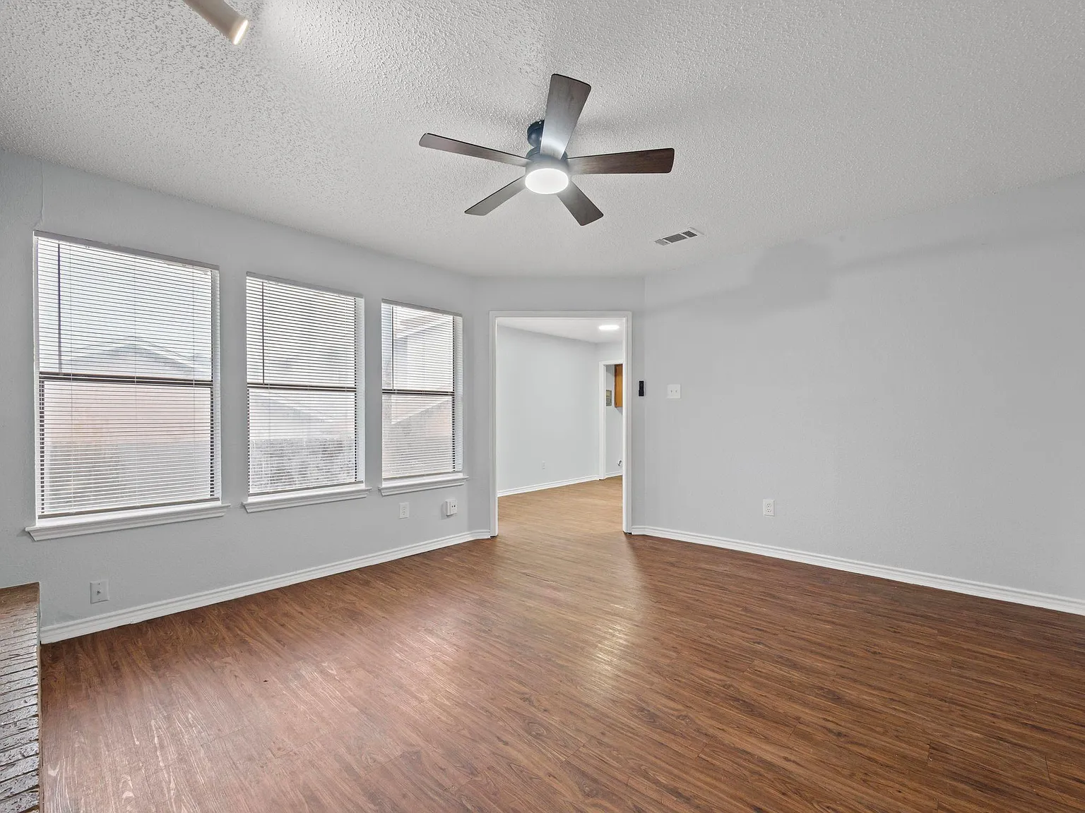 2 bed, 2.0 bath, 950 sqft, $1,200 — Photo 2