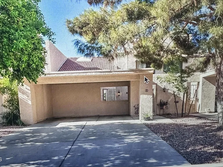33 E Beck Ln — Photo 3