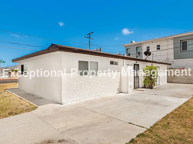 21907 Dolores St — Photo 15