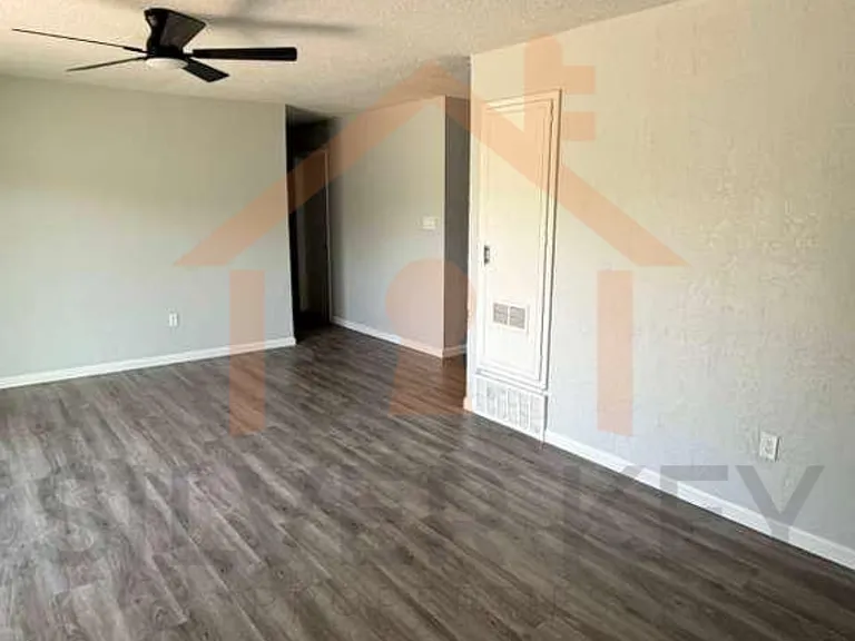 4625 SW H Ave — Photo 2