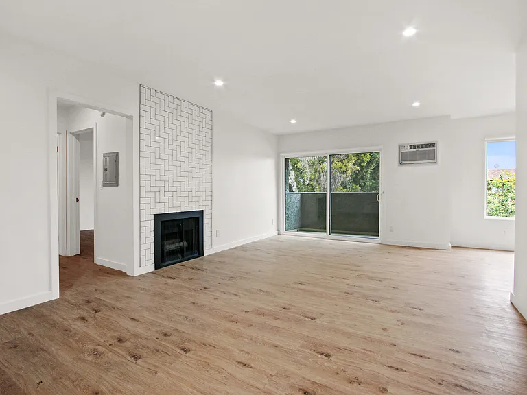 10795 Woodbine — Photo 1