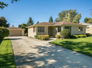 824 Crab Tree Ln, Racine, WI 53406