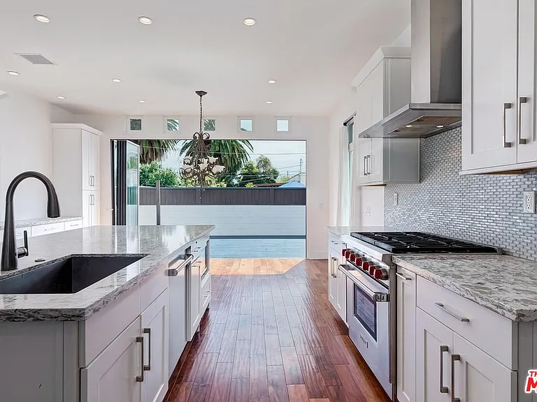 7270 Waring Ave — Photo 9