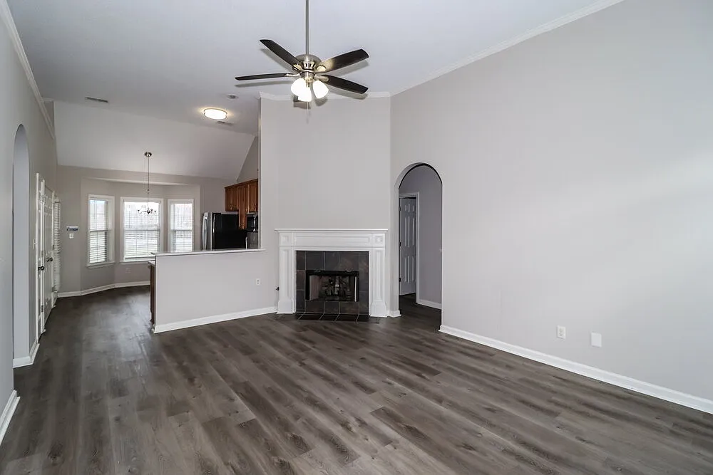 3 bed, 2.0 bath, 1376 sqft, $1,810 — Photo 4